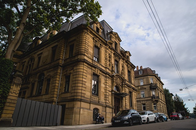 Bauarbeiten in Bad Cannstatt: Änderung der Spuraufteilung auf der König-Karls-Brücke und neuer Asphaltbelag in der Mercedesstraße